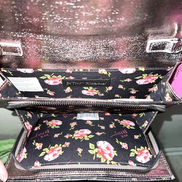 🚫SOLD🚫 Betsey Johnson Bow Crossbody Bag NWT - Picture 7 of 7